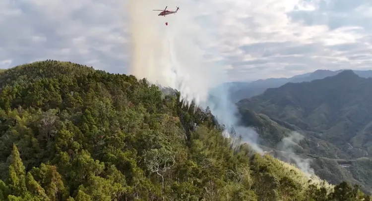 雲林縣消防局向消防署申請直升機支援，上午出動3架次灑水滅火。雲林縣消防局提供