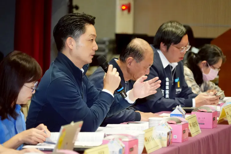 蔣萬安出席信義區「與里長有約」時回應營養午餐爭議。北市府提供