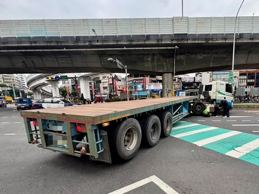 板桥拖板车「违规右转+视线死角」酿祸　单车老妇挨撞险卷轮底腿骨折