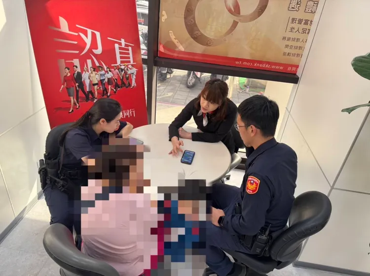 警方向婦人宣導網路陌生投資群組為典型假投資真詐騙手法。翻攝畫面
