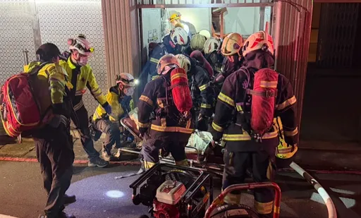 中和公寓深夜气爆门窗玻璃全碎喷巷道！　独居男昏迷送医抢救中　