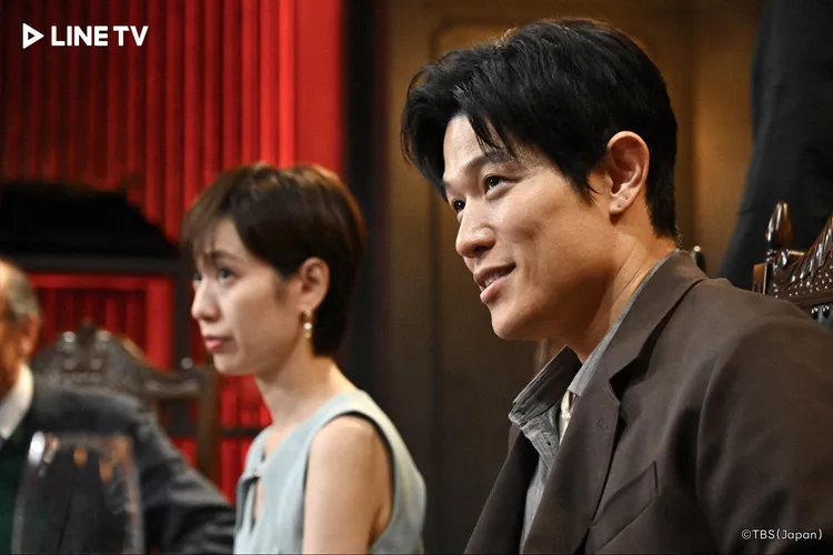 《REBOOT》主角鈴木亮平（右）與戶田惠梨香睽違11年再合作。LINE TV提供