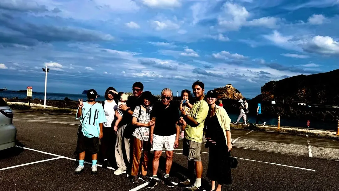 洪詩PO出全家人出遊，解釋沒有獨扛照顧公公的責任。翻攝洪詩IG