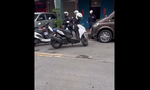通緝犯闖進民宅！男騎士拒檢棄車　海山警一路追進屋內逮人