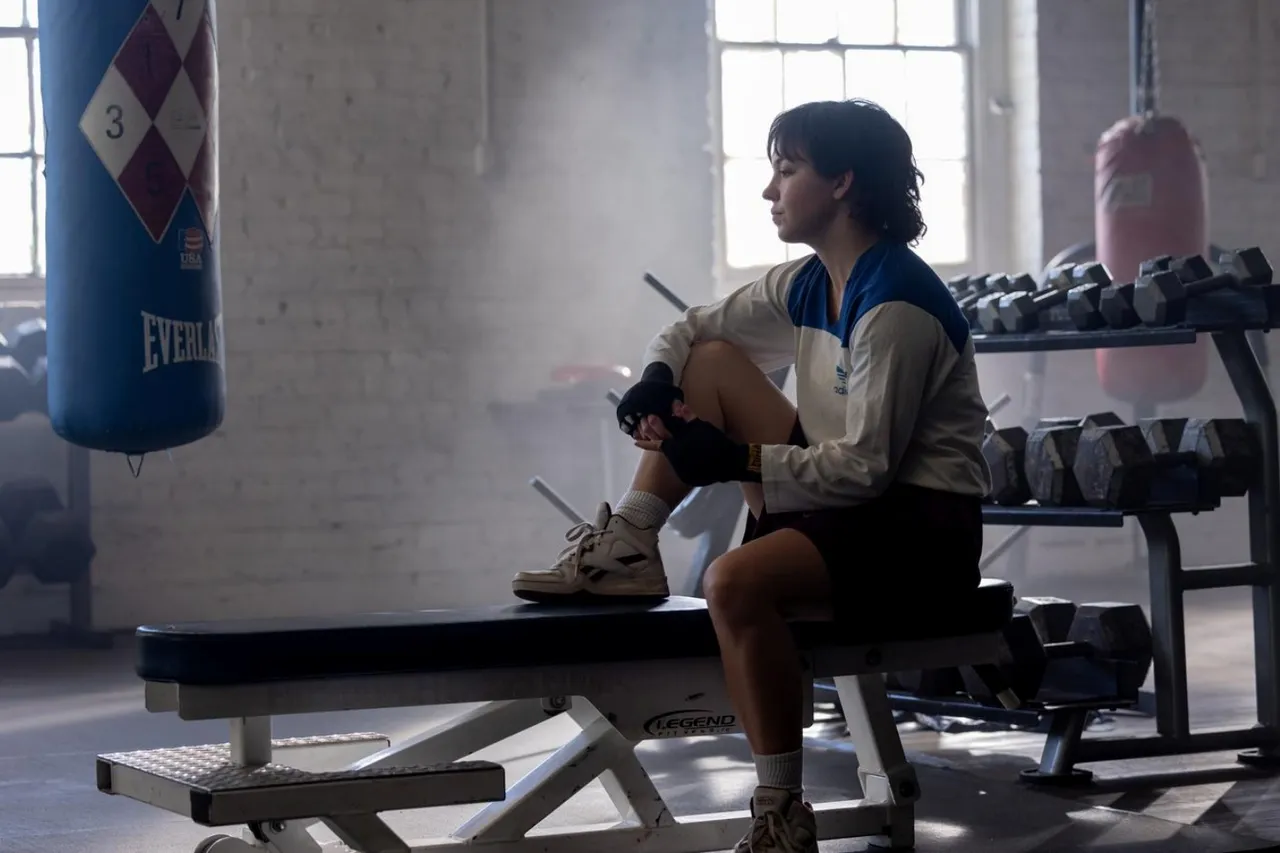 席德妮史威尼飾演美國最知名的女性拳擊手克里斯蒂馬丁。車庫娛樂提供