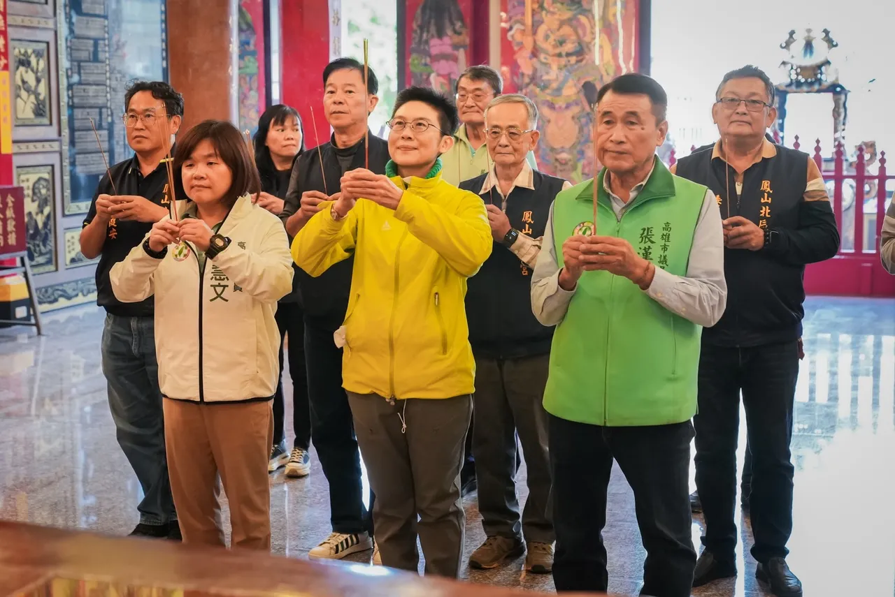 林岱桦立委11日在凤山车扫行程以极短发造型现身，引起瞩目。翻摄画面