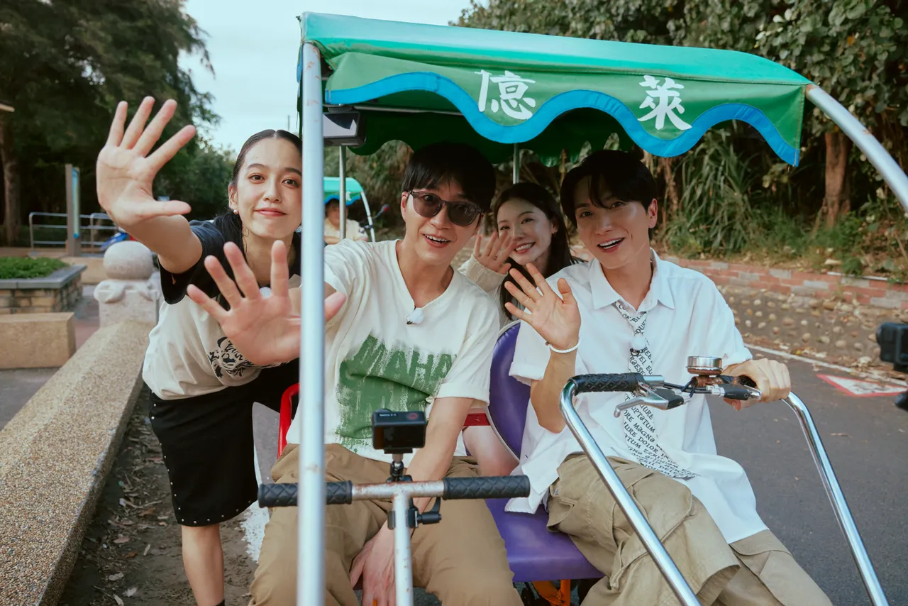 利特（右起）、江宏傑、陳庭妮一起騎協力車。客家電視台提供