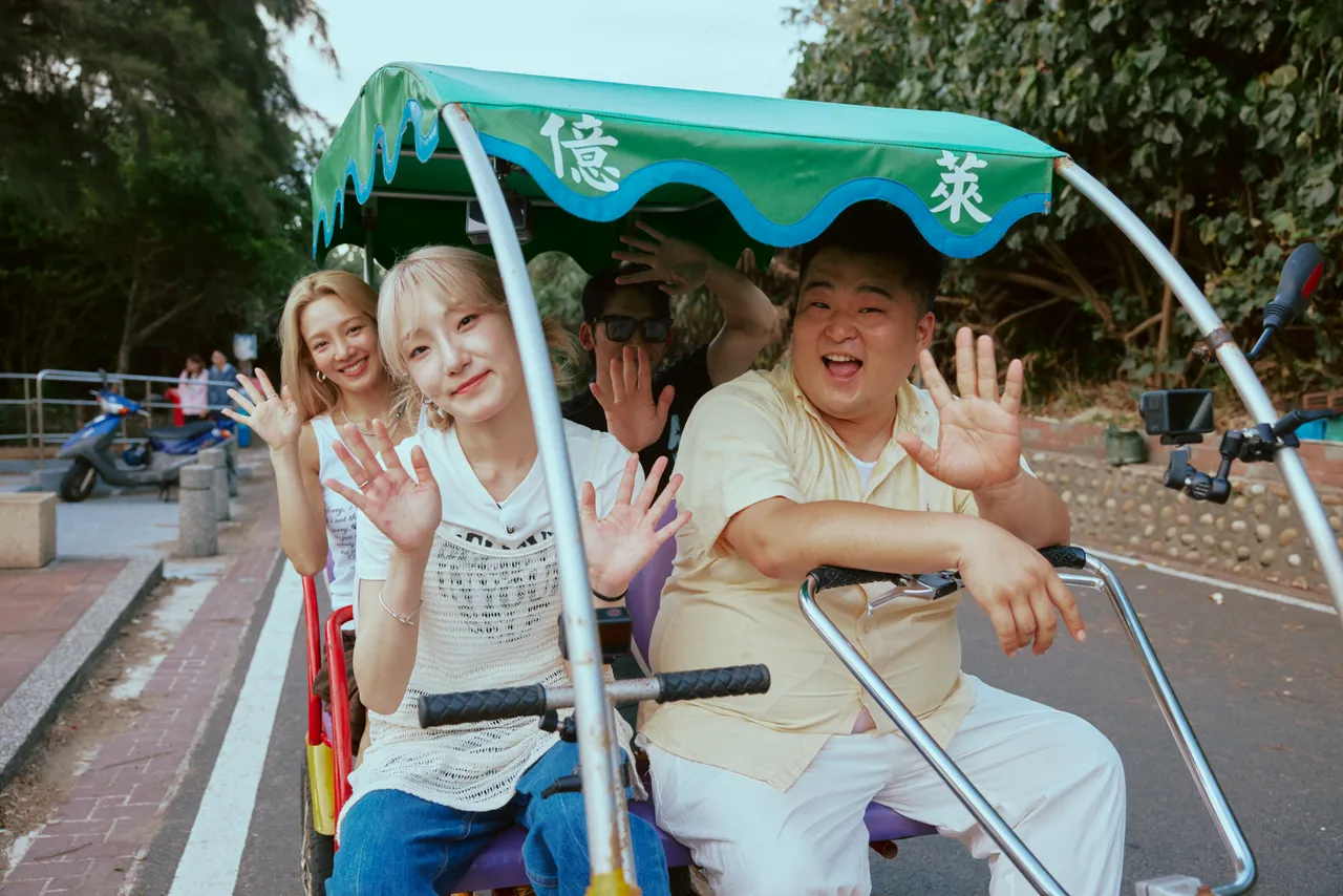 孝淵（左起）、李元日、喜飯體驗台灣風光。客家電視台提供