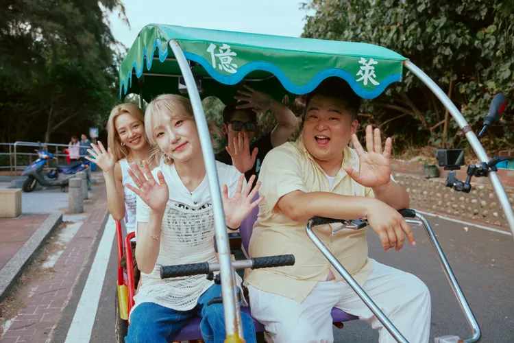 孝淵（左起）、李元日、喜飯體驗台灣風光。客家電視台提供