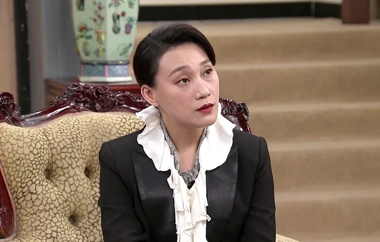 何佩芸在《寶島西米樂》中意外捲入西裝抄襲疑雲。台視提供