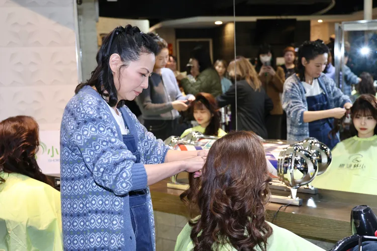 陳孝萱戲裡飾演美髮師，今秀一下手藝。莊宗達攝