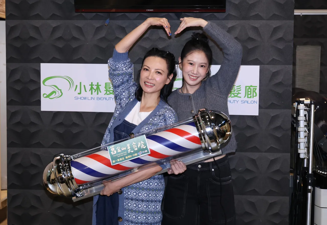 陈孝萱（左）和方志友今大聊妈妈经。庄宗达摄