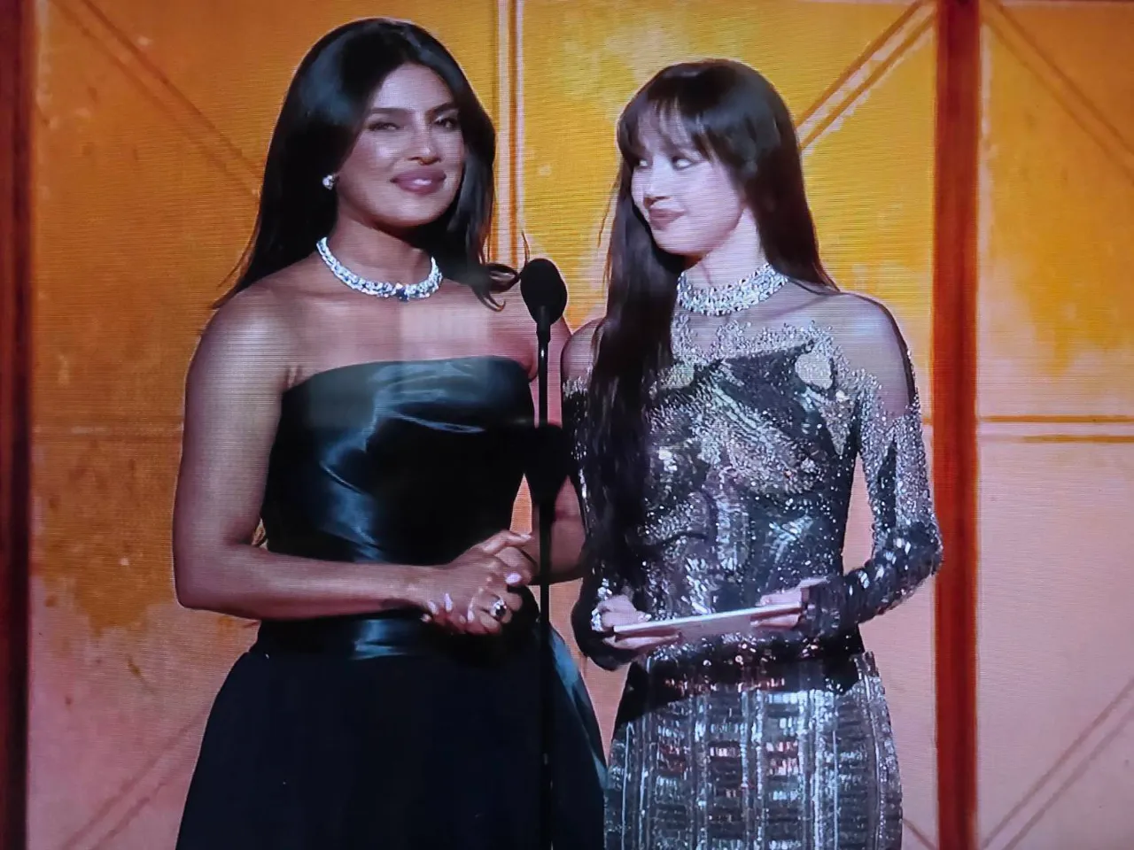 Lisa（右）和印度女星琵艳卡乔普拉一同颁发剧情类影集最佳男主角。翻摄CBS画面