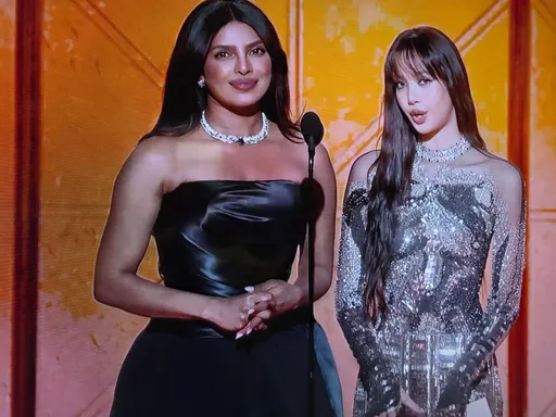 金球奖｜Lisa银光闪闪颁视帝　初登场甜笑迷人