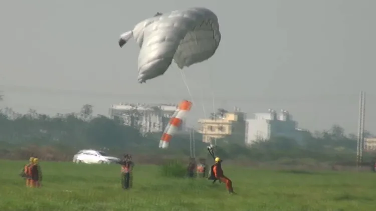 傘教組教官率學員搭乘CH-47SD運輸直升機升空，分別自8,000英呎及10,000英呎高度躍出機艙。莊全成提供