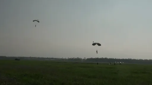 強化高空滲透！潮州空降中心高空跳傘演練　展現精準戰力