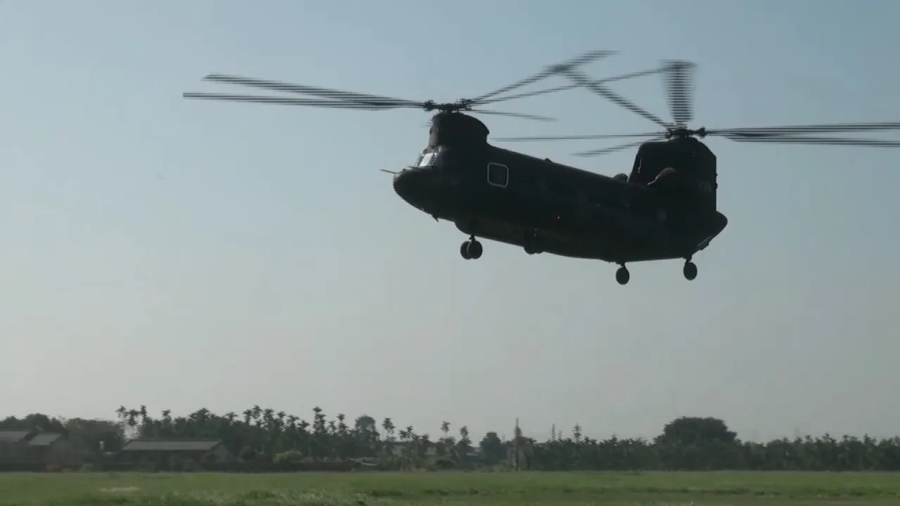 傘教組教官率學員搭乘CH-47SD運輸直升機升空，分別自8,000英呎及10,000英呎高度躍出機艙。莊全成提供