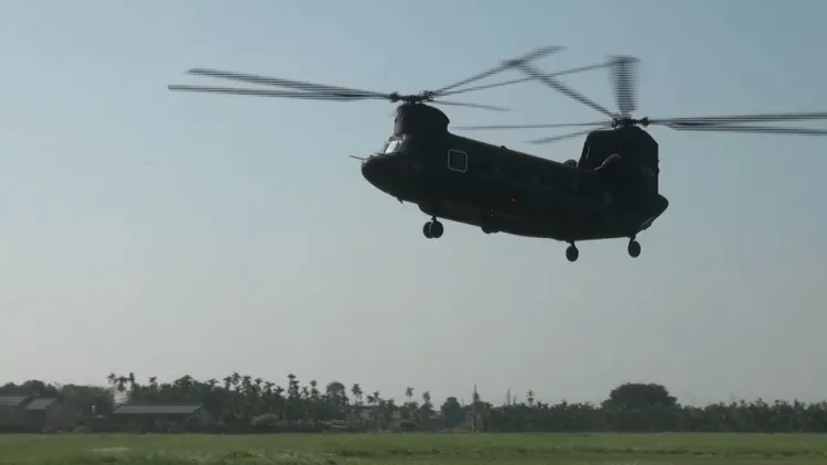 傘教組教官率學員搭乘CH-47SD運輸直升機升空，分別自8,000英呎及10,000英呎高度躍出機艙。莊全成提供