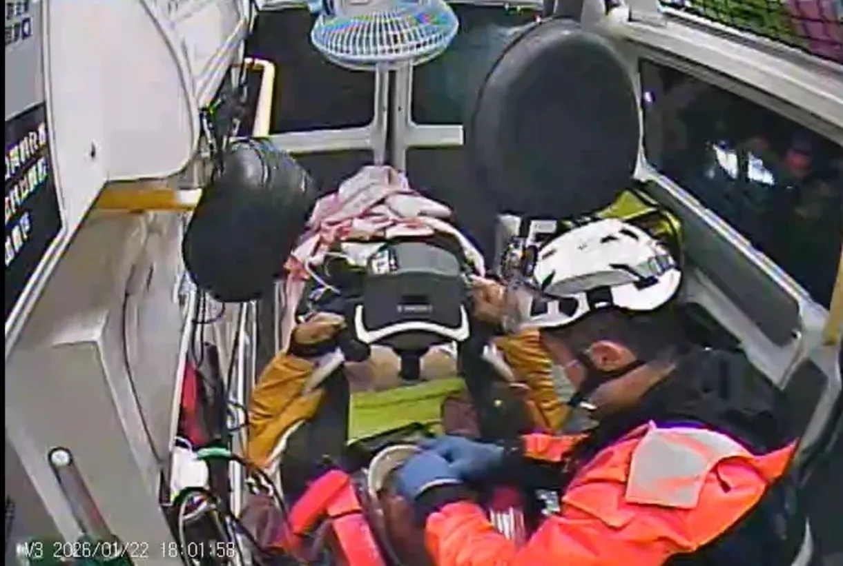 路過民眾替老翁CPR，救護人員接手送醫，最後仍回天乏術。民眾提供