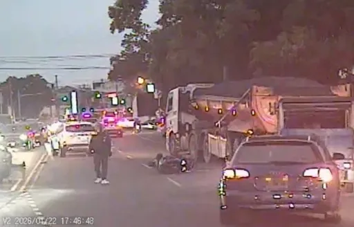 彰化7旬翁扛肥料穿越馬路慘遭撞　護理人員路過幫CPR...送醫仍不治