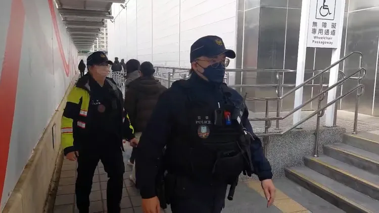 桃警加強火車站維安巡守。桃園警分局提供