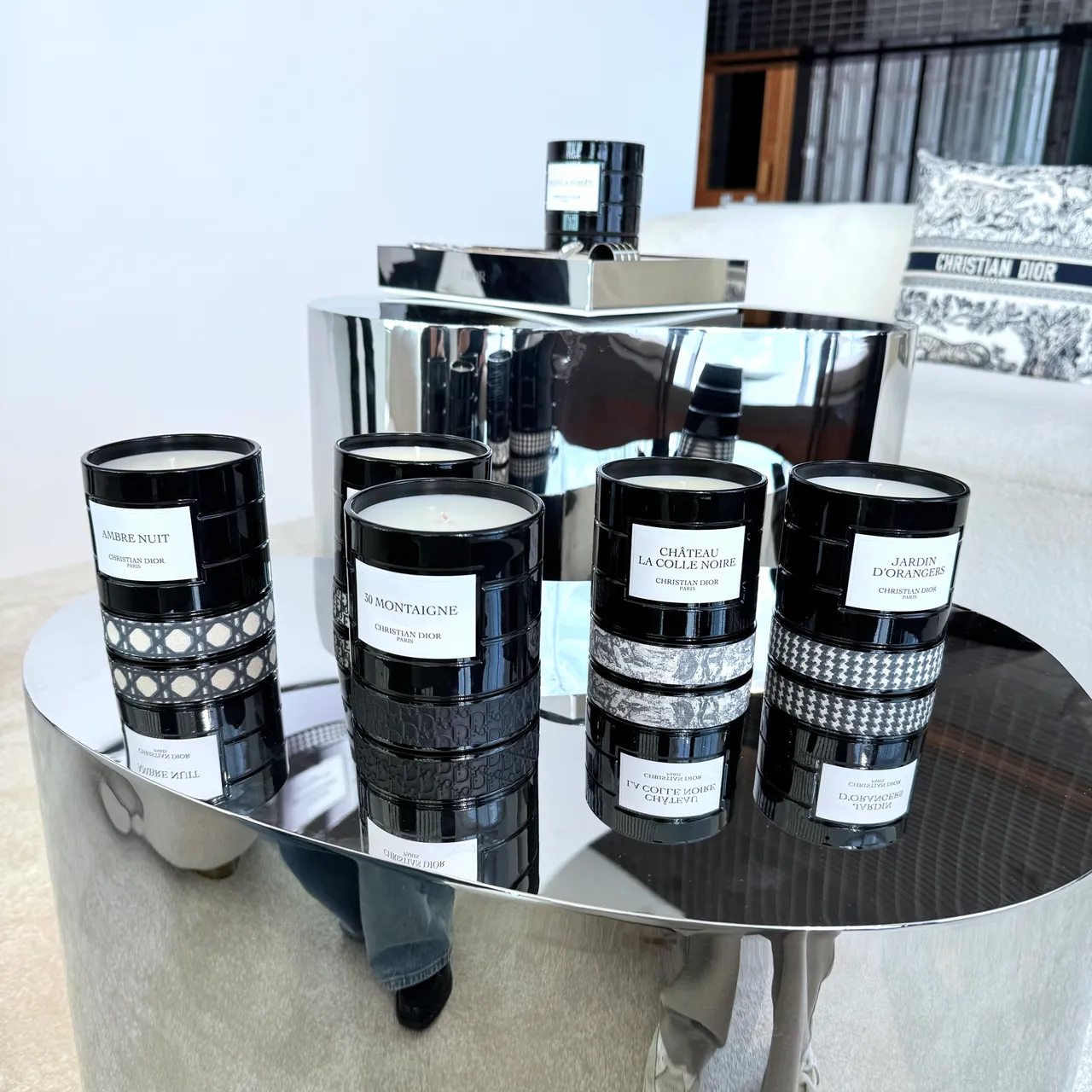 迪奧香氛世家香氛蠟燭各4800元；蠟燭座布質款1800元、皮革款2800元。張家玲攝