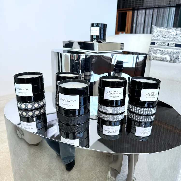 迪奧香氛世家香氛蠟燭各4800元；蠟燭座布質款1800元、皮革款2800元。張家玲攝