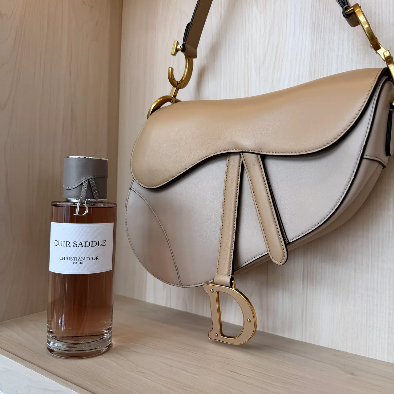 迪奧香氛世家皮革木語香氛，設計靈感來自經典馬鞍包，50ml／6700元、100ml／1萬900元、200ml／1萬6100元。張家玲攝