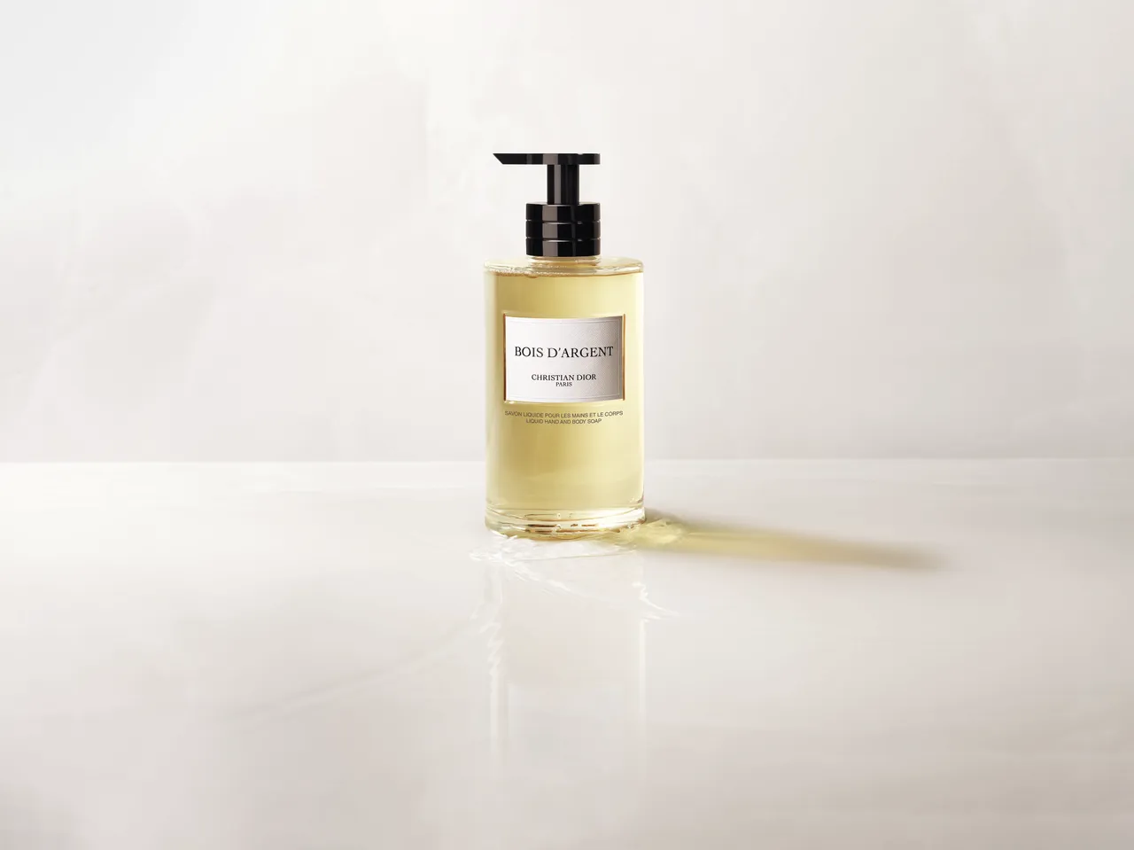 迪奧香氛世家
身體系列鑲銀木，300ml／2450元、補充包300ml／1950元。品牌提供