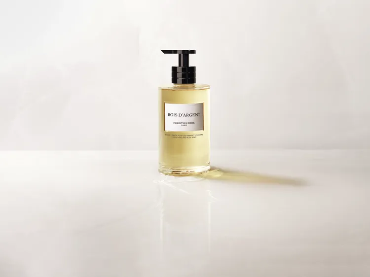 迪奧香氛世家
身體系列鑲銀木，300ml／2450元、補充包300ml／1950元。品牌提供