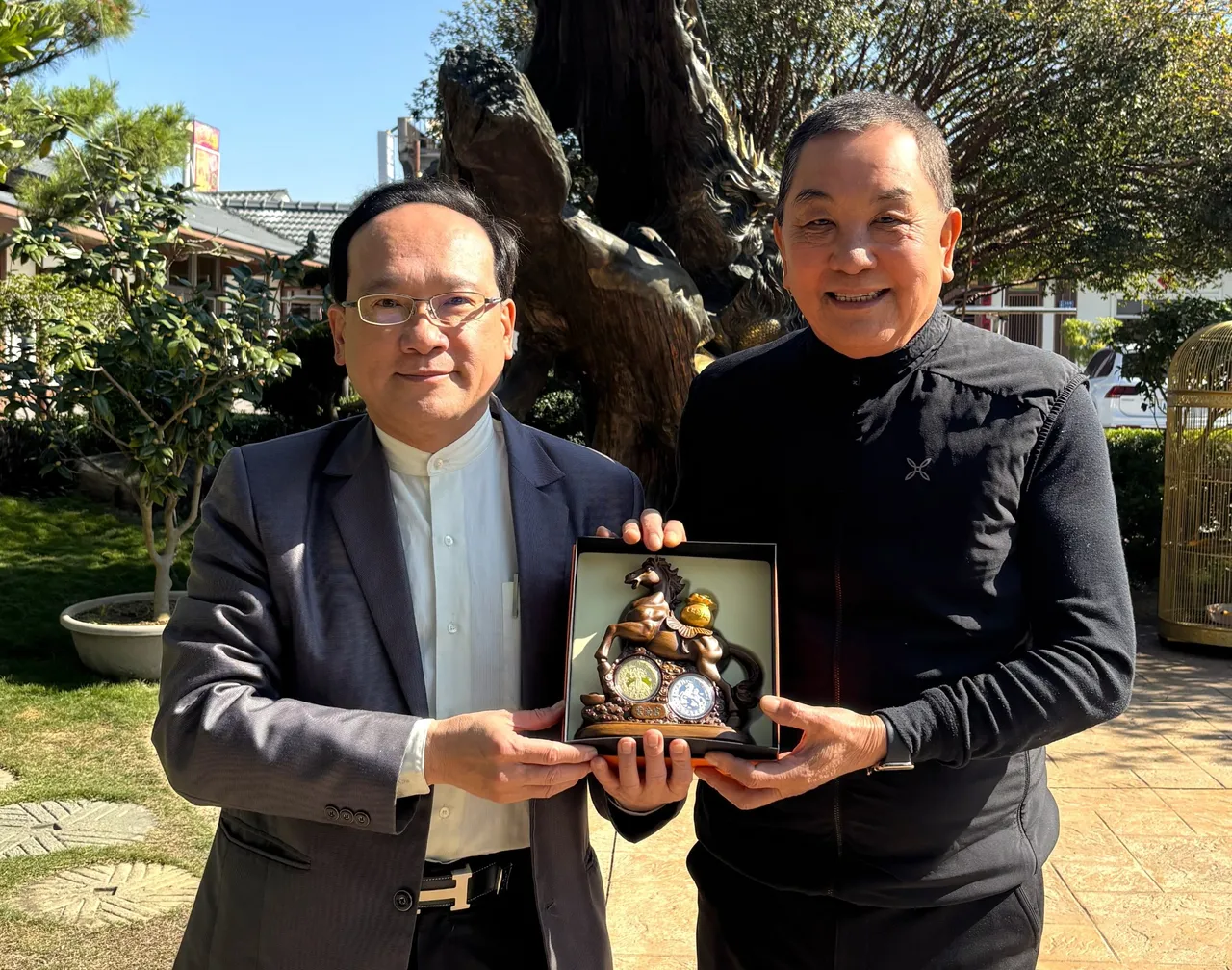 名门易理杨登嵙教授与竹山镇紫南宫主委庄秋安手持2026年马年「钱母」套币。杨登嵙提供