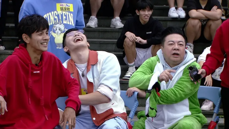 董志成摔落椅子3次。民視提供