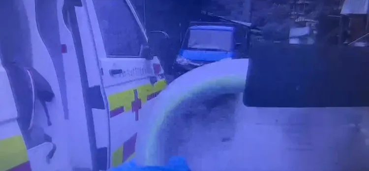 警消趕抵後立刻協助蘇男送醫。翻攝照片