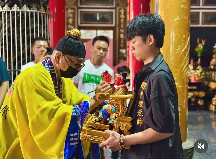 謝章穎（右）曾向神明請示，得到10個聖筊的答案，讓友人嘖嘖稱奇。翻攝自謝章穎IG