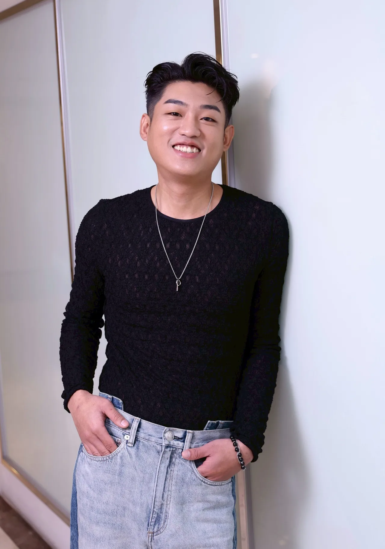 谢章颖顺从神明旨意，继续便当店老板的工作。庄宗达摄