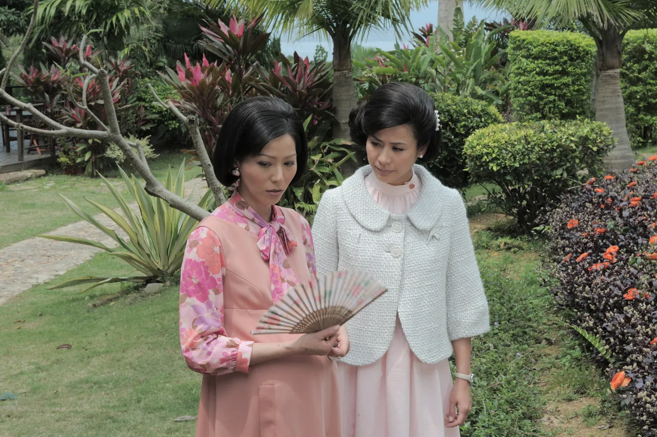 宣萱（右）当年与滕丽名的剧照。年代提供