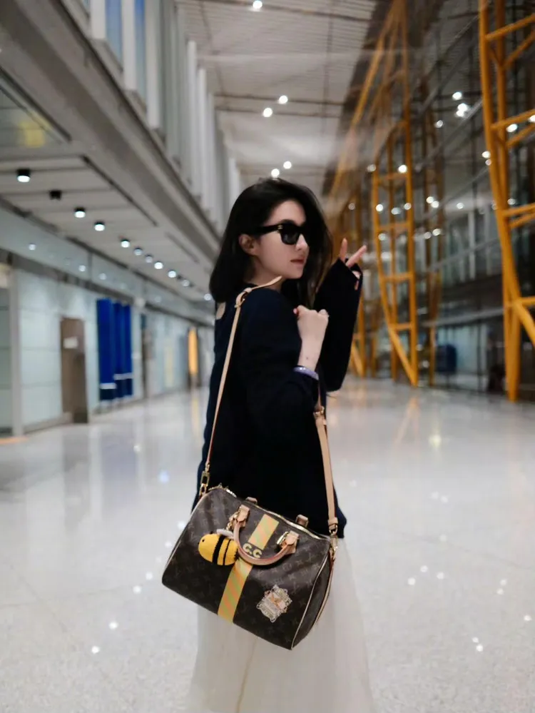 劉亦菲Speedy包款，來自路易威登Mon Monogram藝術訂製服務，添上C.C縮寫及增添個人特色的徽幟。品牌提供