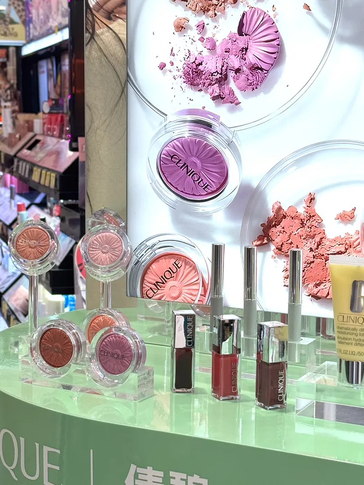 倩碧彩妝正式進駐康是美通路。張家玲攝
