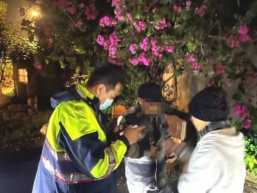 老翁寒風細雨中走失　大園警調監視器尋獲助返家