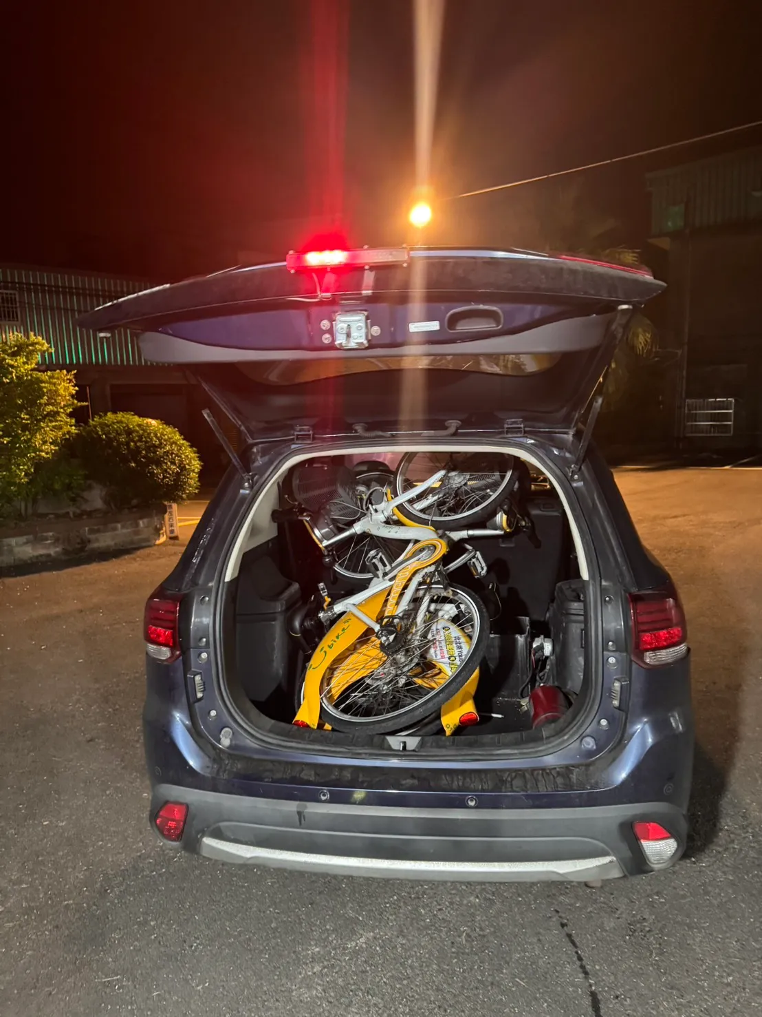 警方協助載運YouBike。楊梅警分局提供