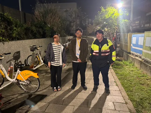 外籍高中生夜騎迷途體力不支　楊梅警即時伸援