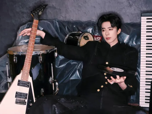 刘宇宁跨年夜表演直播事故！听伴奏愣住改词唱「放错歌了吗」