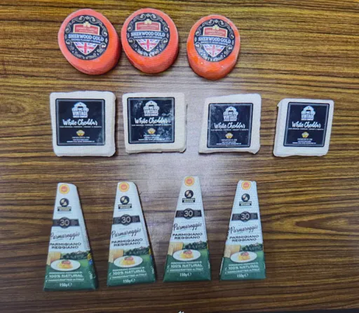 信義商圈不逛街卻「窩牆角」太可疑！　警盤查搜出大批食用品贓物逮慣竊