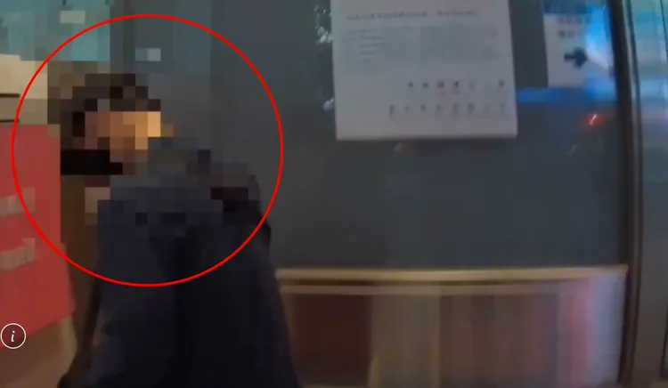 楊姓慣竊窩在百貨公司旁牆角清點贓物，行徑太可疑被警員攔查。翻攝畫面