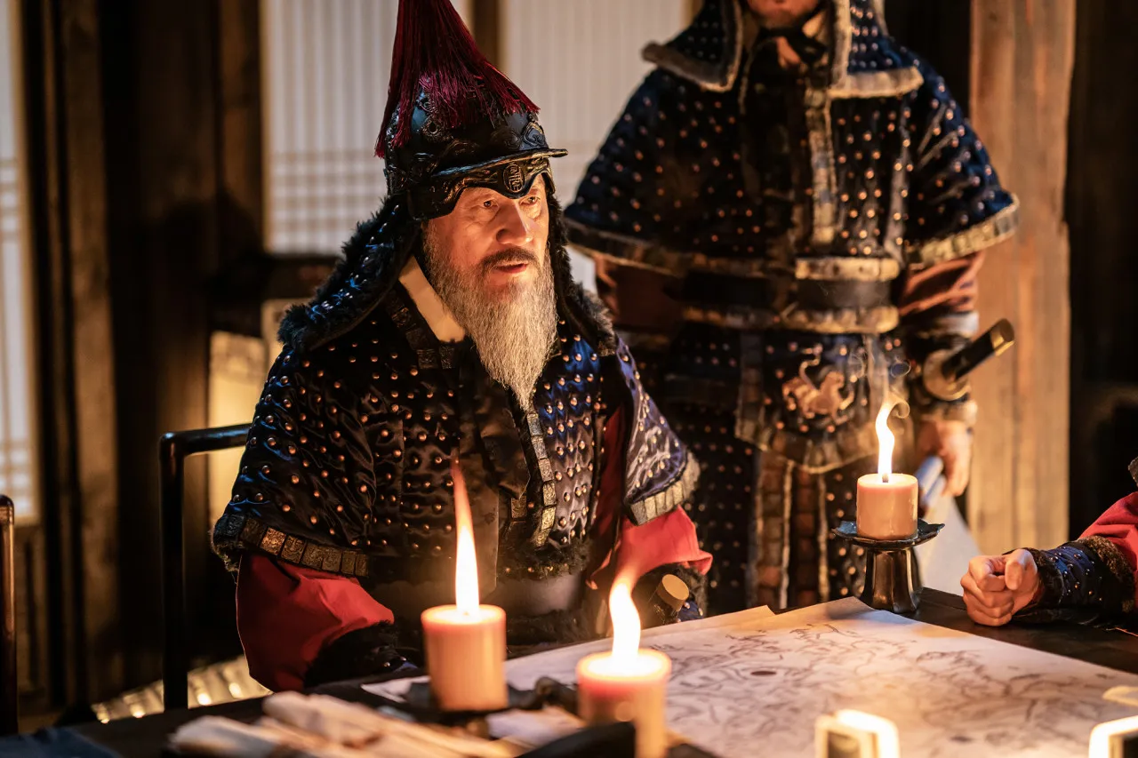 安圣基《韩山岛海战》饰演李舜臣将军的得力助手，2023年以该角色客串《露梁：死亡之海》，成为遗作。剧照