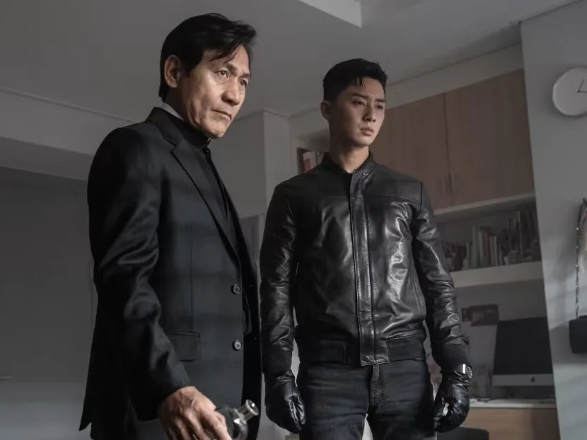 安圣基（左）、朴叙俊主演《驱魔使者》。剧照