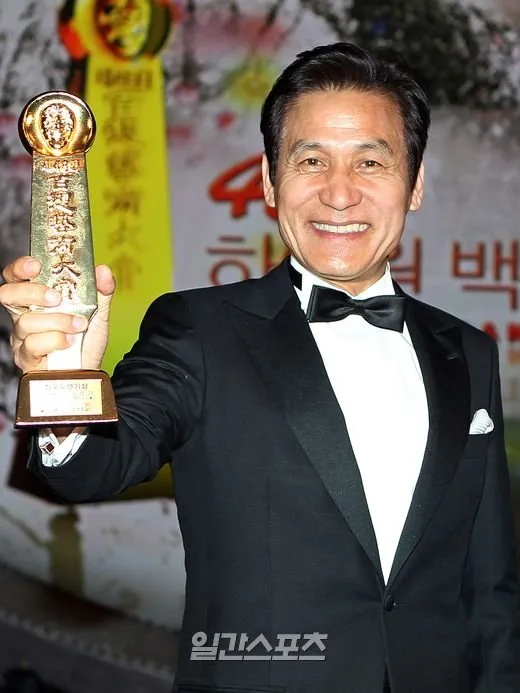 安聖基生涯5度拿下百想藝術大賞最佳男主角，是百想的紀錄保持人。翻攝日間體育報