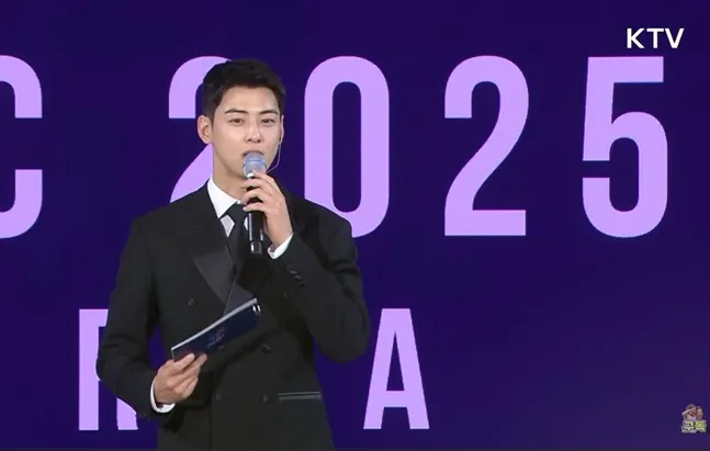 服役中的車銀優去年10月被派去支援亞太經濟合作會議（APEC）活動主持。翻攝YouTube