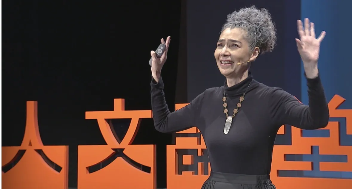 賴佩霞以黑猩猩比喻人的情緒本能反應。大愛電視台提供