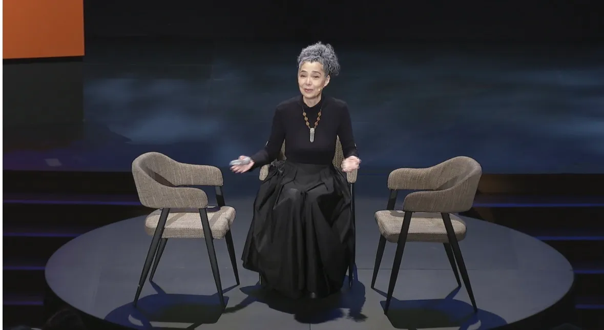 賴佩霞示範空椅對話。大愛電視台提供